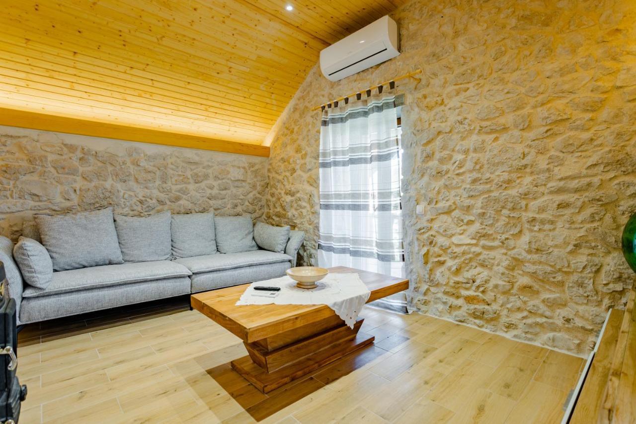 Patakun Holiday Home For 5, With Heated Pool Lecevica Екстериор снимка
