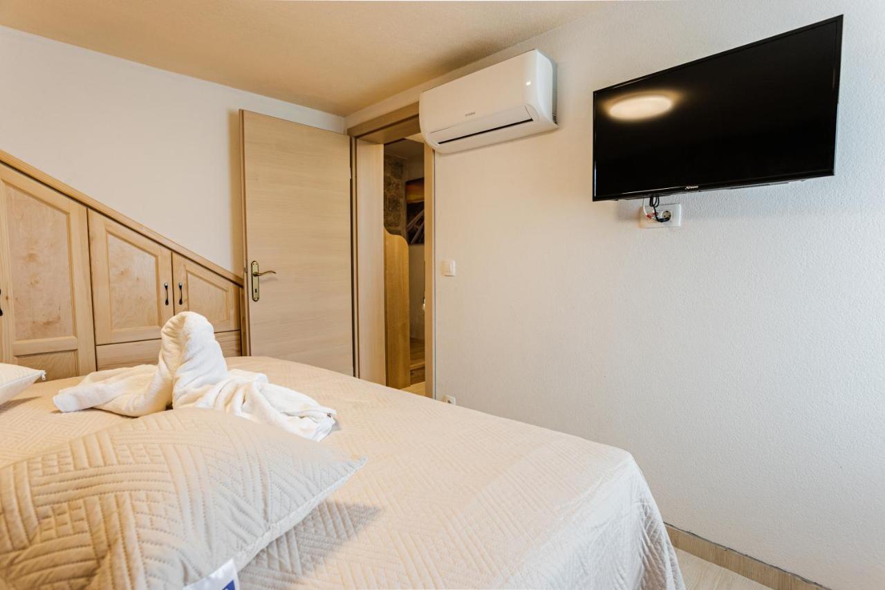 Patakun Holiday Home For 5, With Heated Pool Lecevica Екстериор снимка