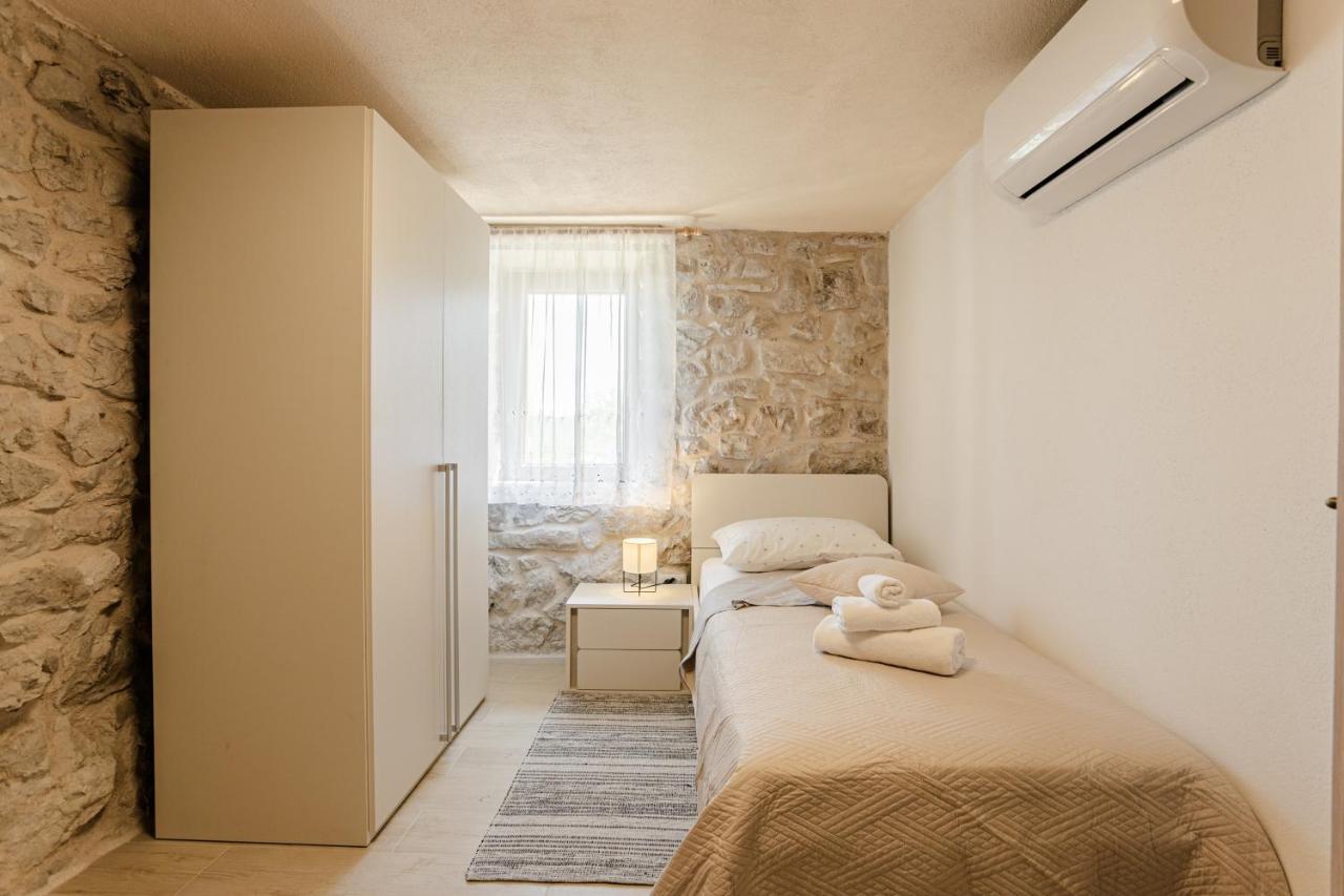 Patakun Holiday Home For 5, With Heated Pool Lecevica Екстериор снимка